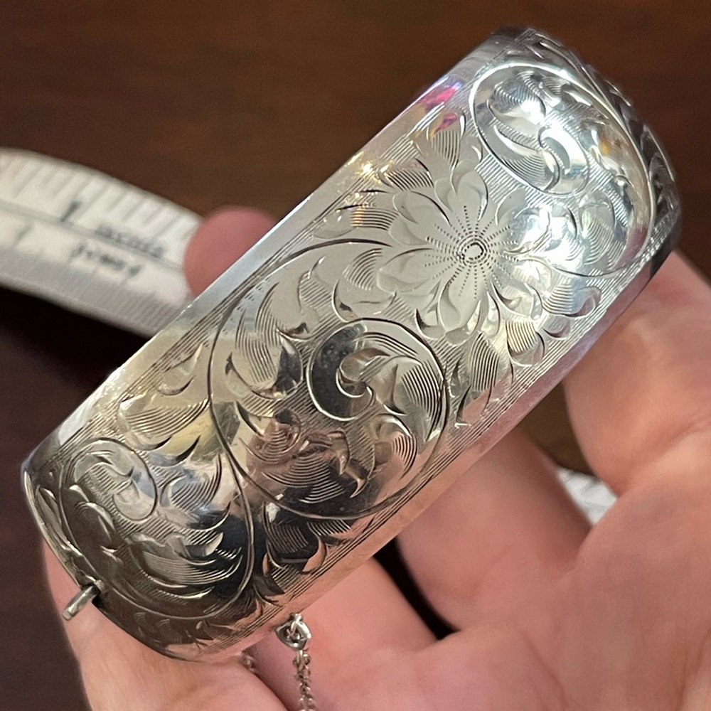 Antique solid sterling silver hand etched wide hinged bangle bracelet - Picture 3 of 9
